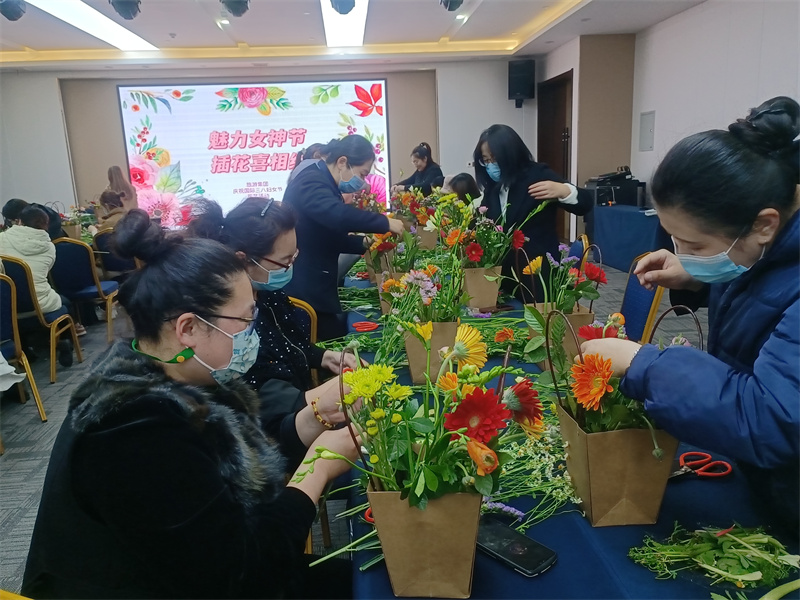 喜迎三八節(jié) 恒星學(xué)院舉辦“魅力女神節(jié) 插花喜相約”活動(dòng)